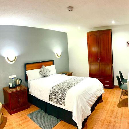 Accel Hotel La Quinta 伊瓦拉 外观 照片