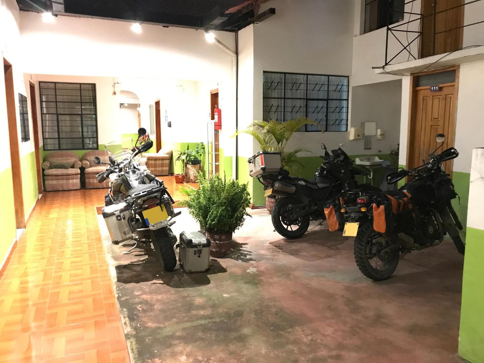 Accel Hotel La Quinta 伊瓦拉 外观 照片