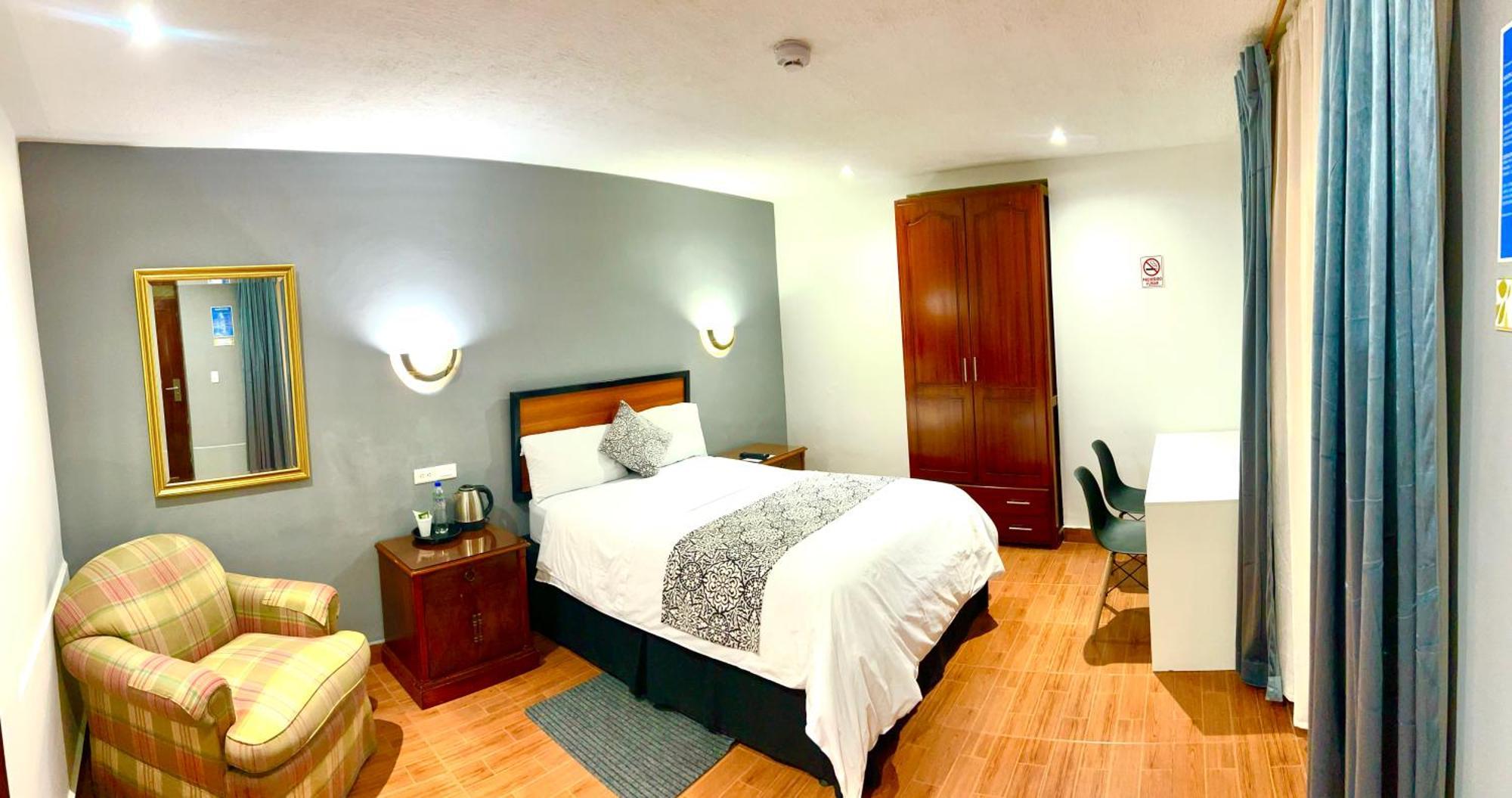 Accel Hotel La Quinta 伊瓦拉 外观 照片