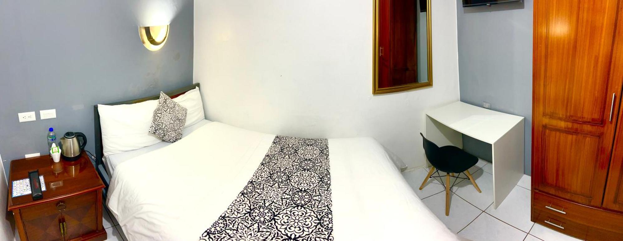 Accel Hotel La Quinta 伊瓦拉 外观 照片