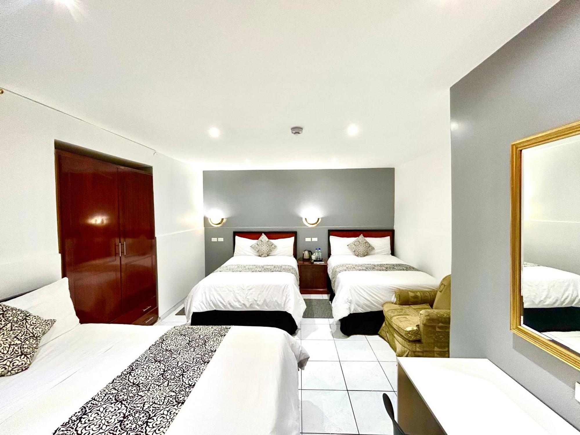 Accel Hotel La Quinta 伊瓦拉 外观 照片