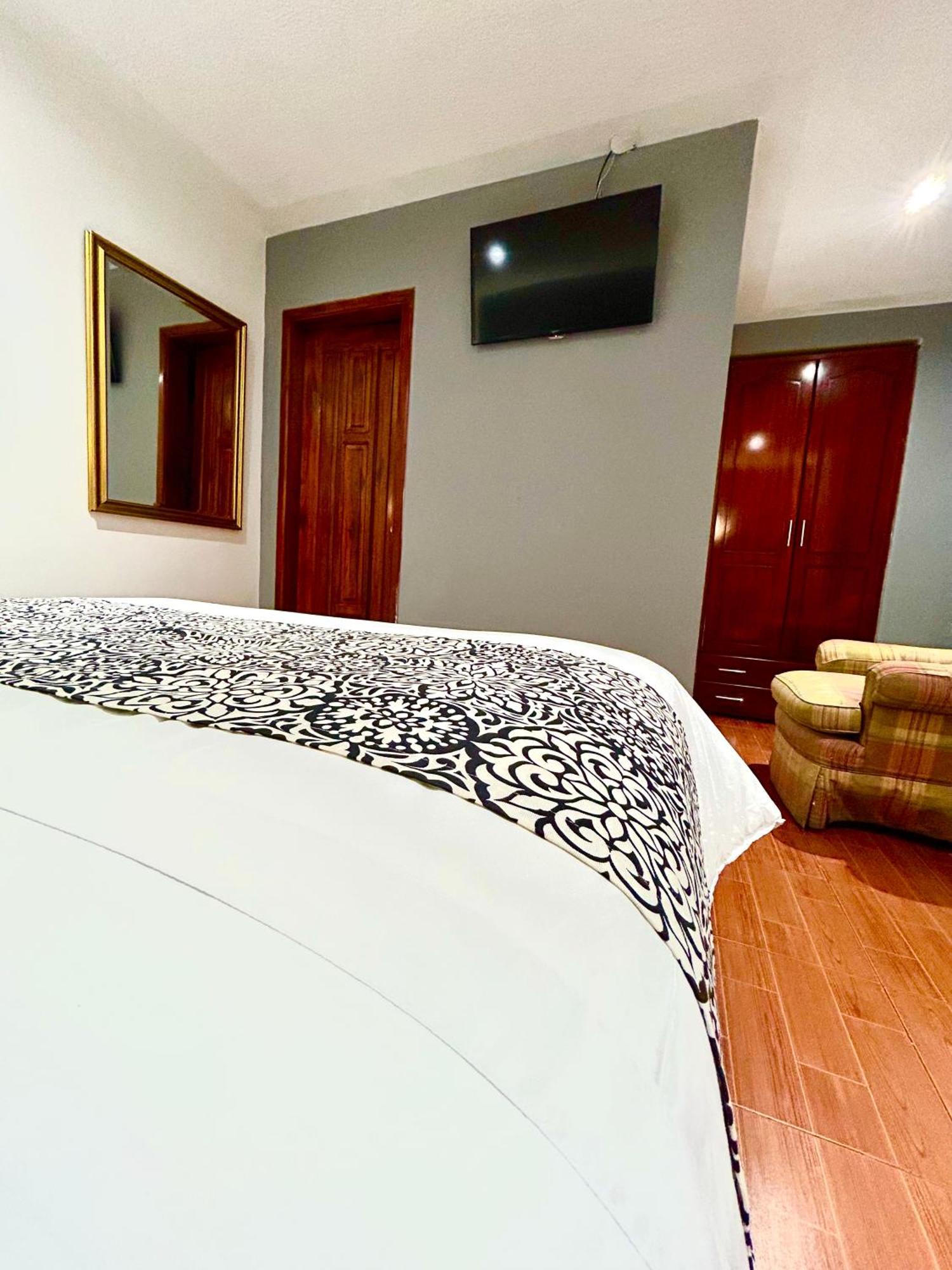 Accel Hotel La Quinta 伊瓦拉 外观 照片