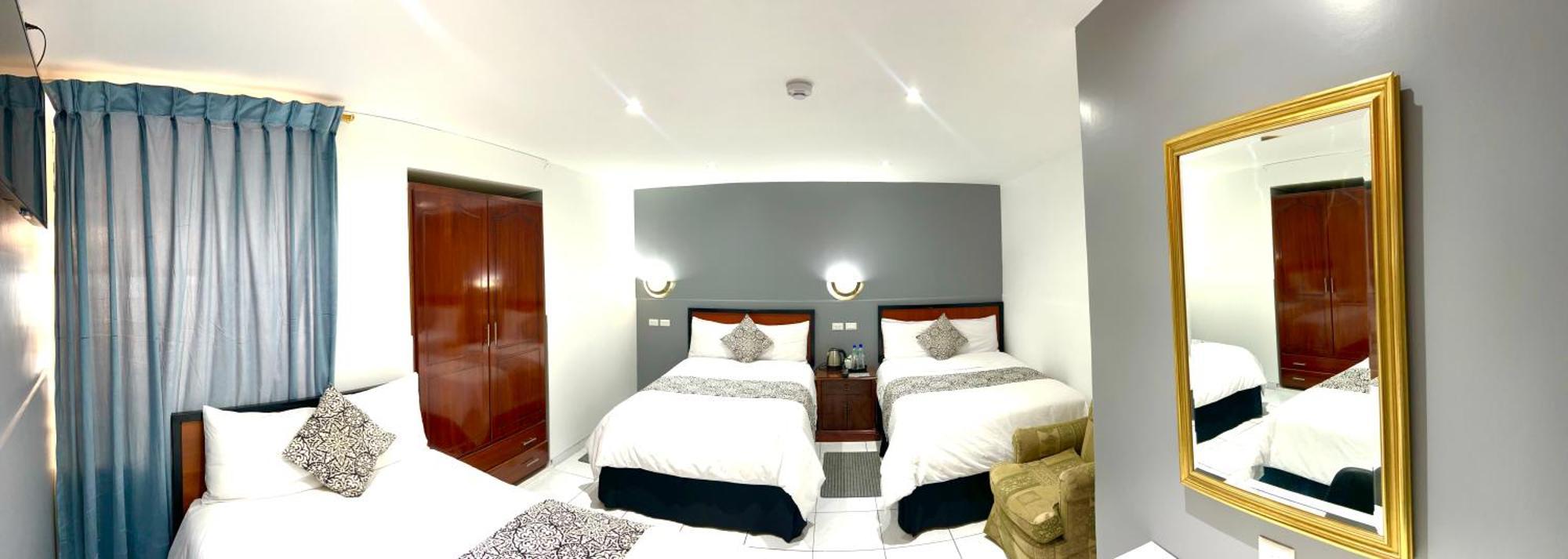 Accel Hotel La Quinta 伊瓦拉 外观 照片