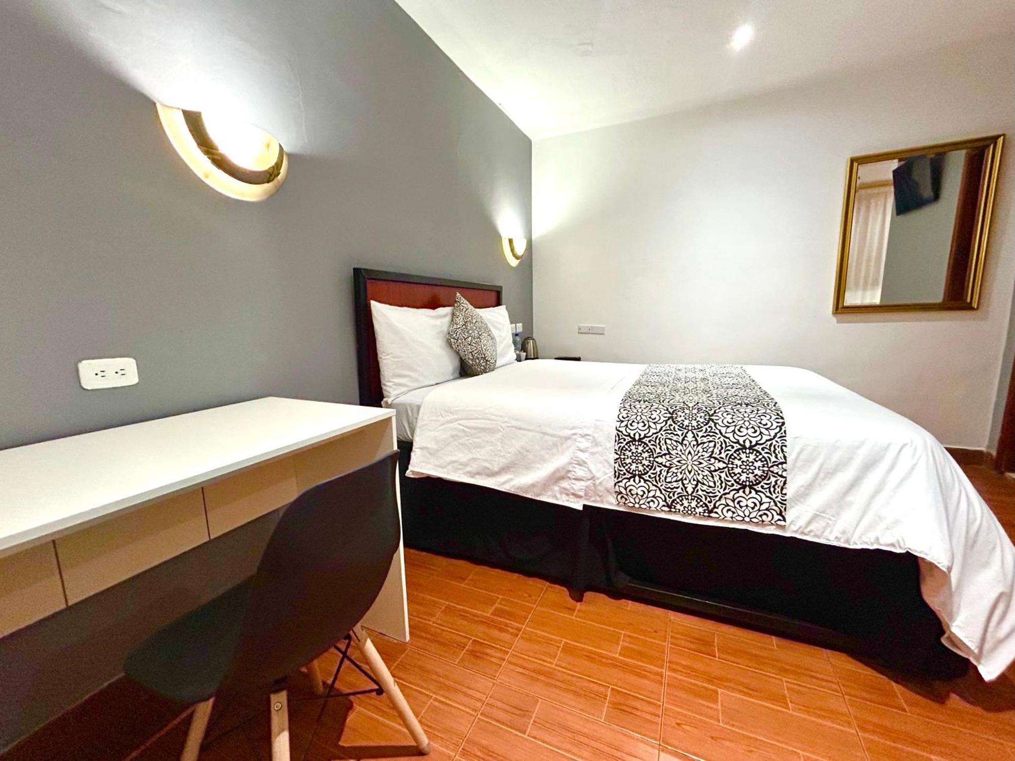 Accel Hotel La Quinta 伊瓦拉 外观 照片