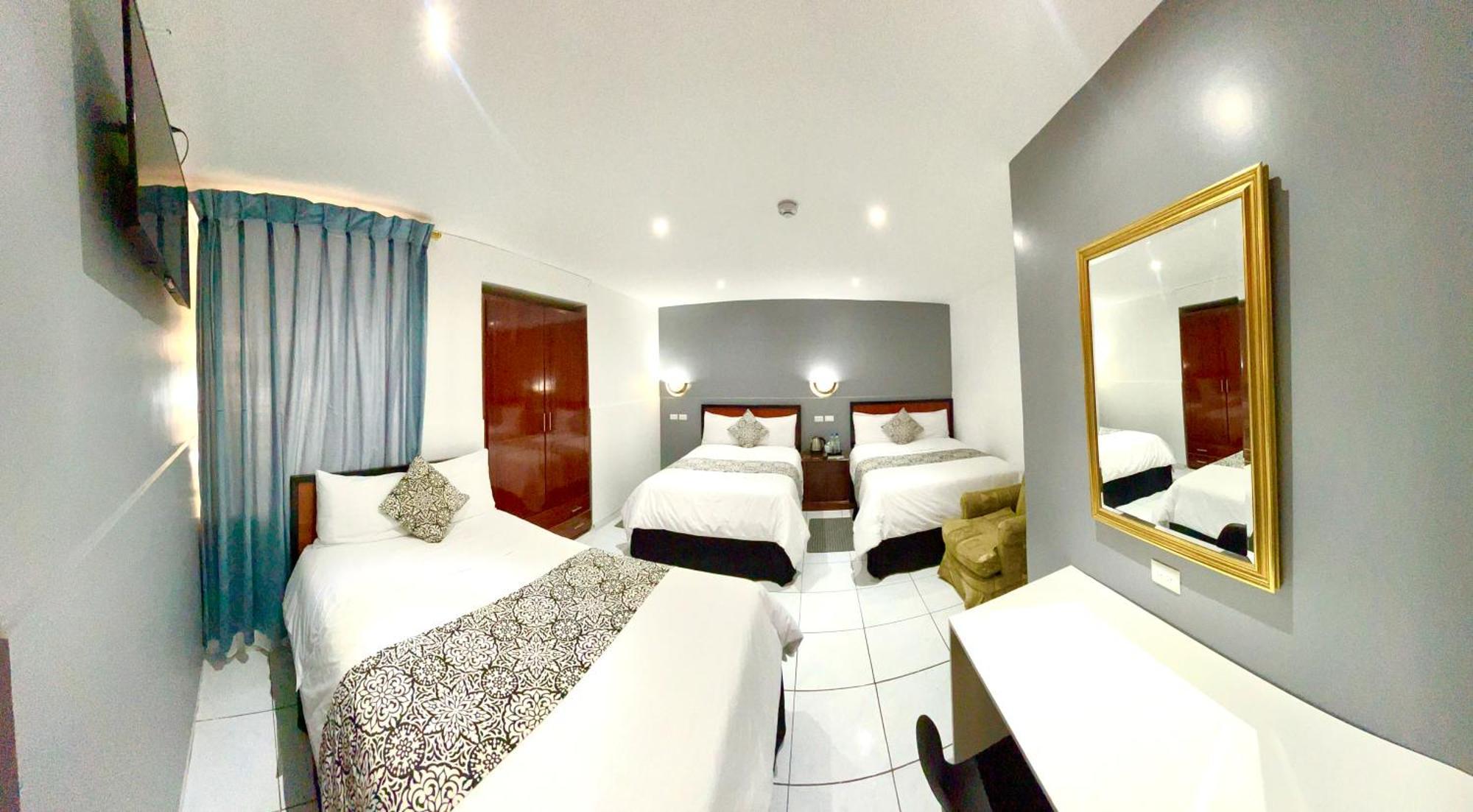 Accel Hotel La Quinta 伊瓦拉 外观 照片