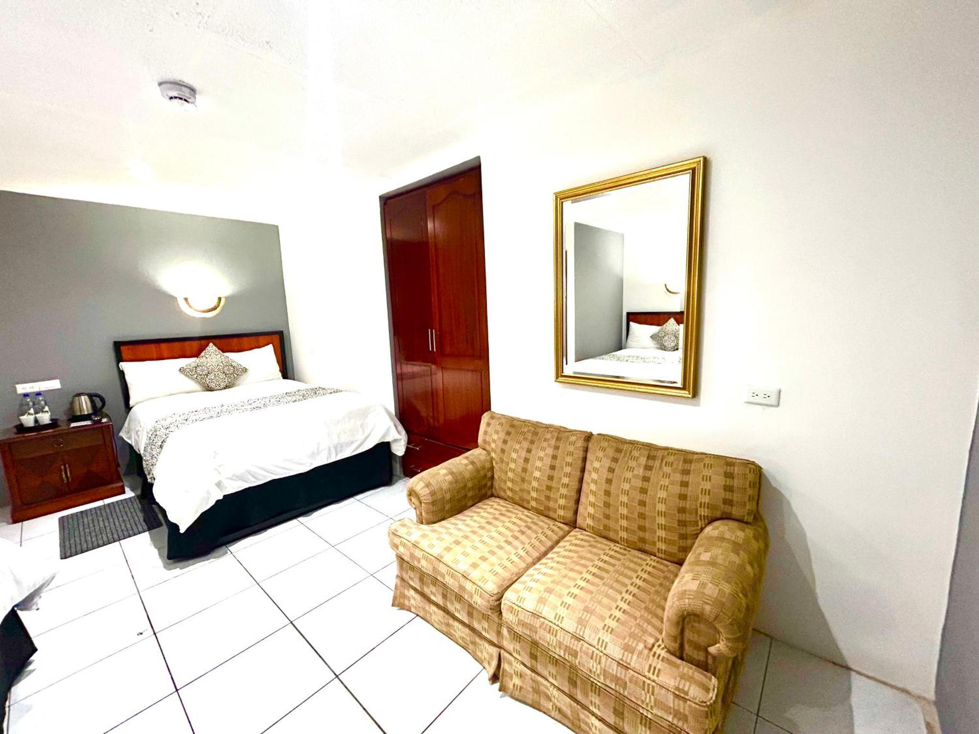 Accel Hotel La Quinta 伊瓦拉 外观 照片