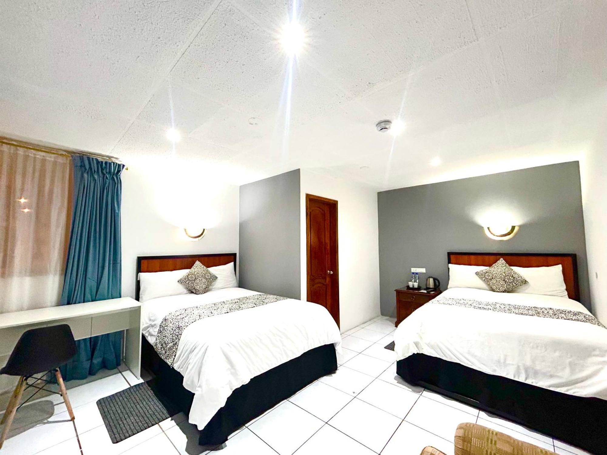 Accel Hotel La Quinta 伊瓦拉 外观 照片
