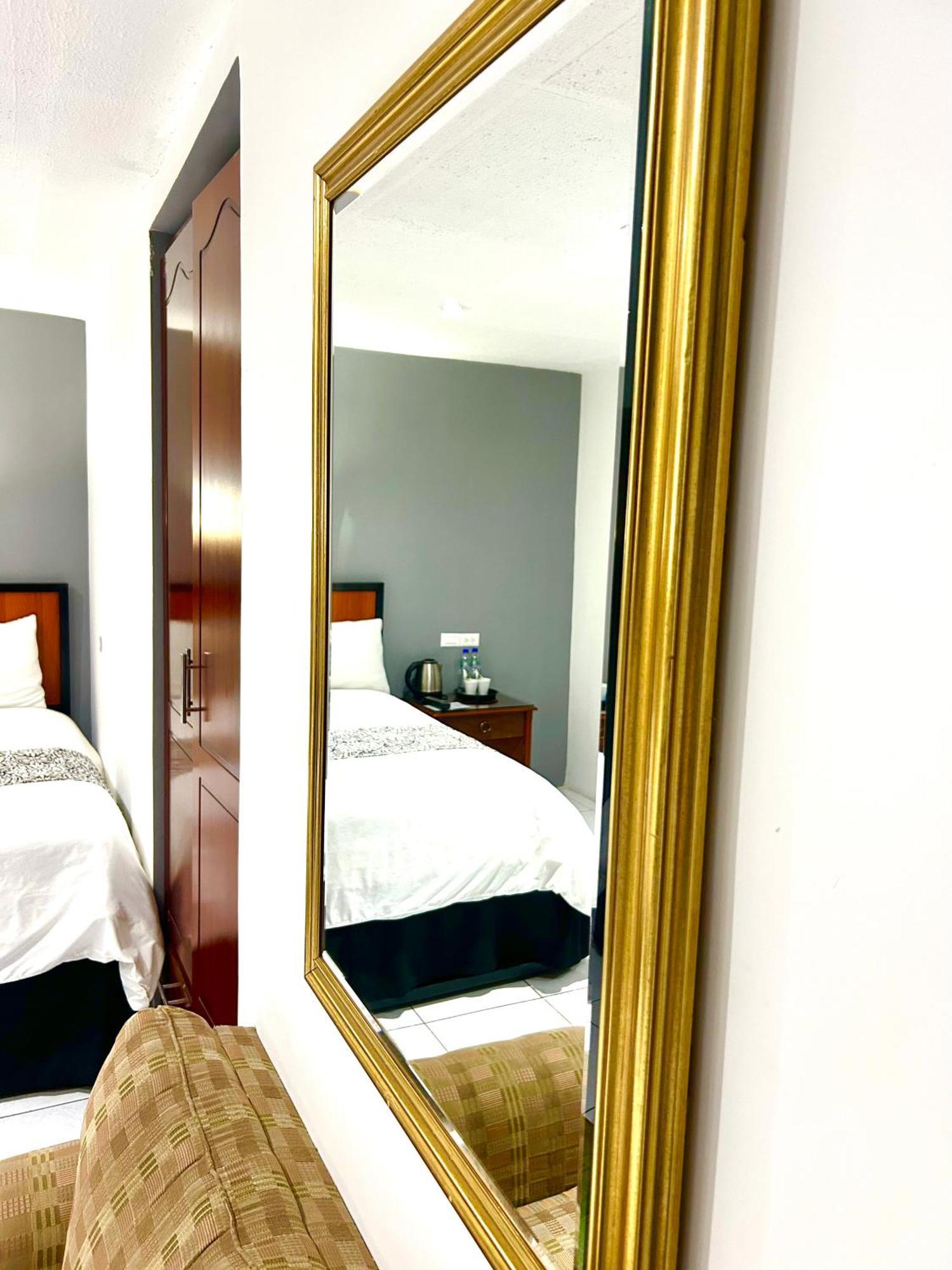Accel Hotel La Quinta 伊瓦拉 外观 照片