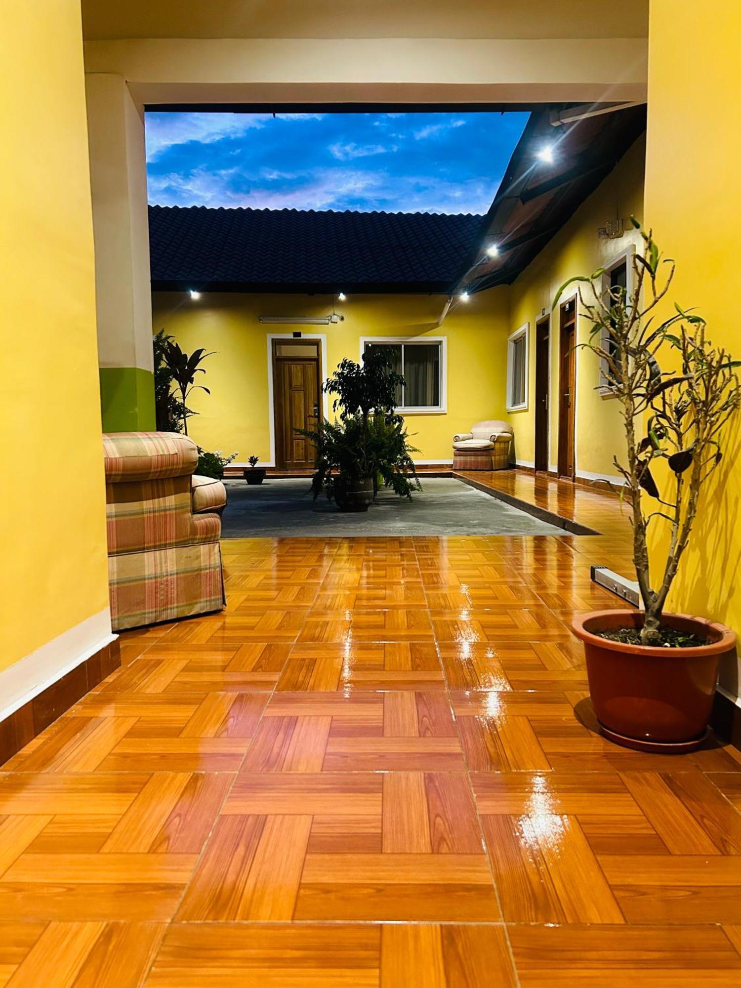 Accel Hotel La Quinta 伊瓦拉 外观 照片