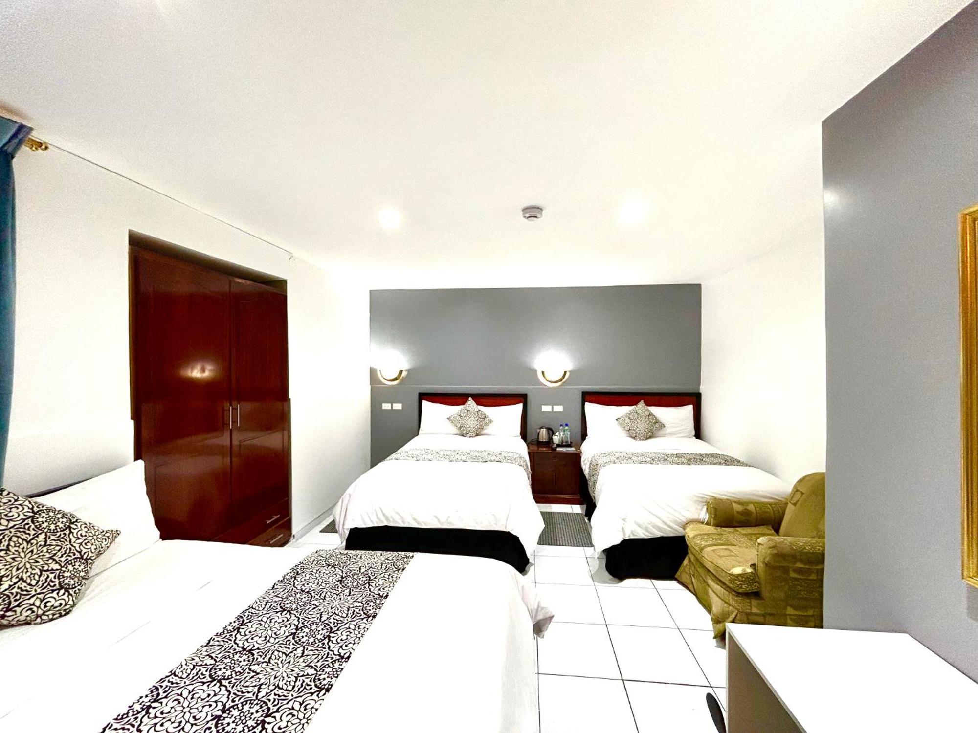 Accel Hotel La Quinta 伊瓦拉 外观 照片
