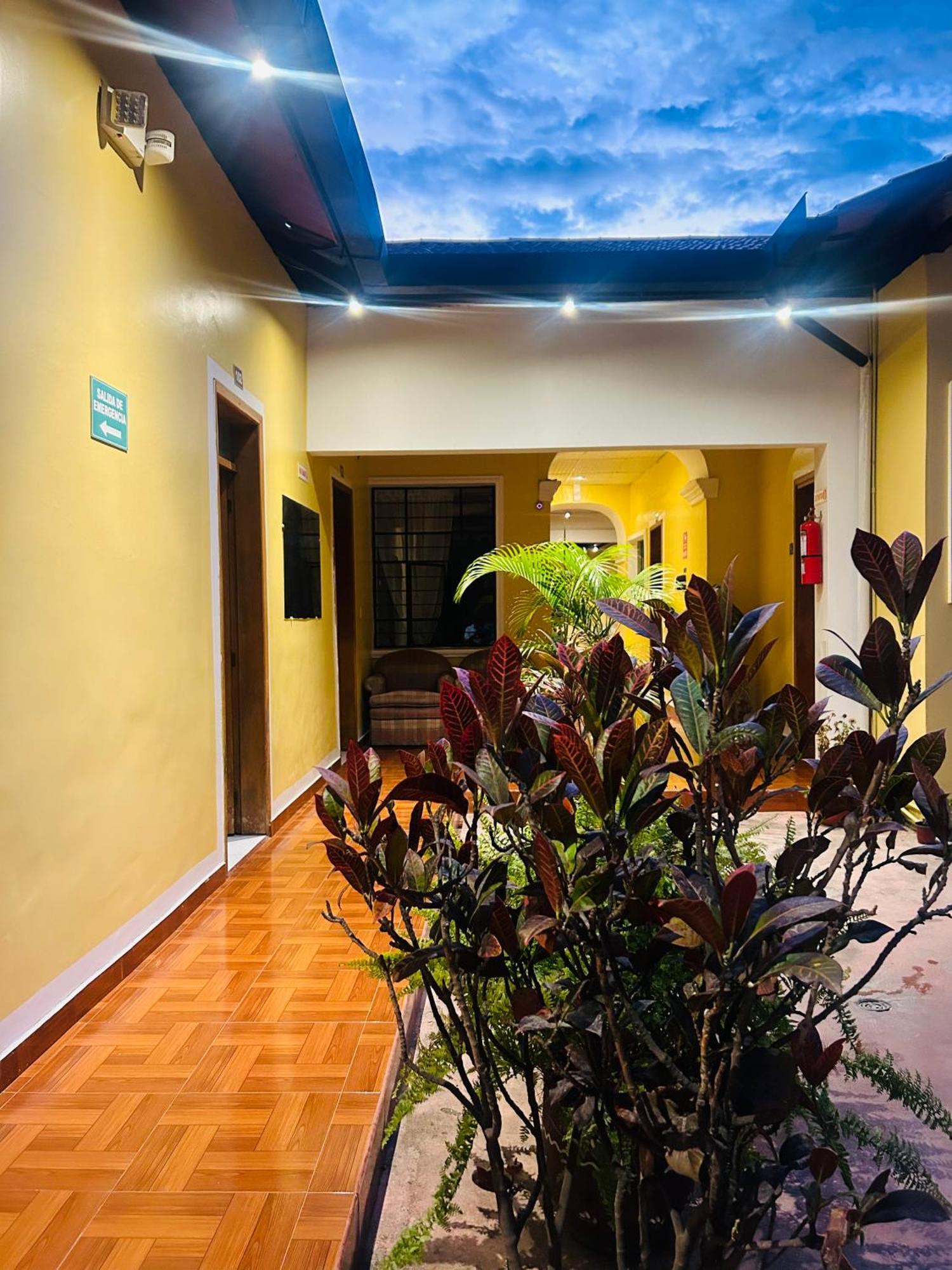 Accel Hotel La Quinta 伊瓦拉 外观 照片