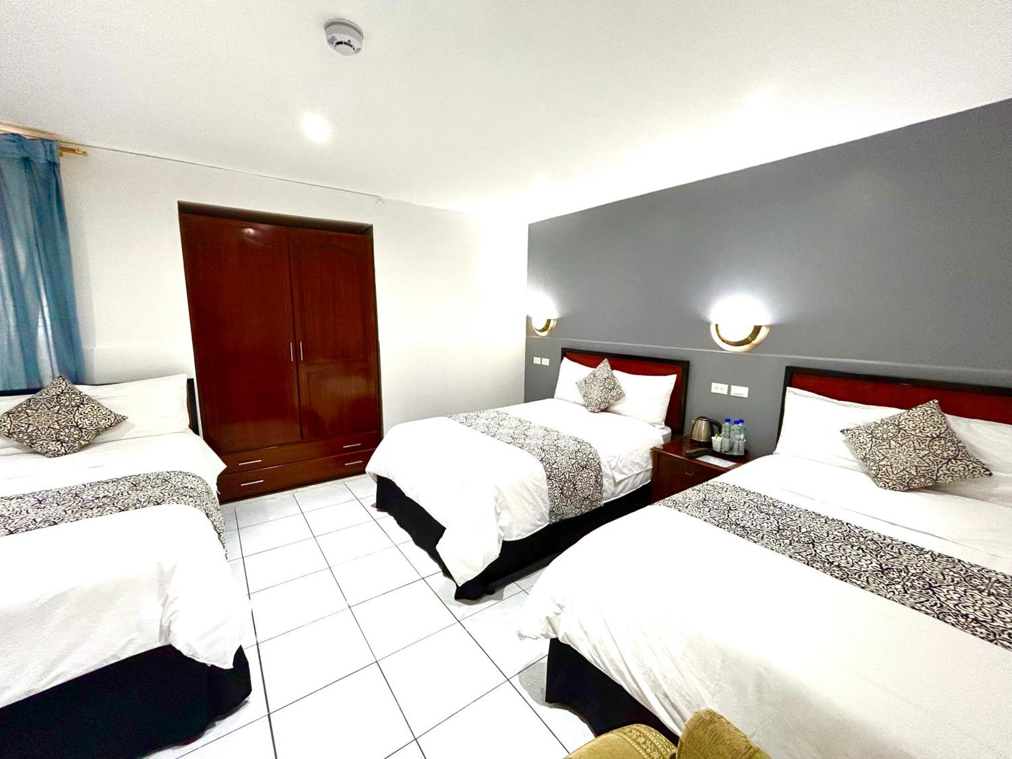 Accel Hotel La Quinta 伊瓦拉 外观 照片