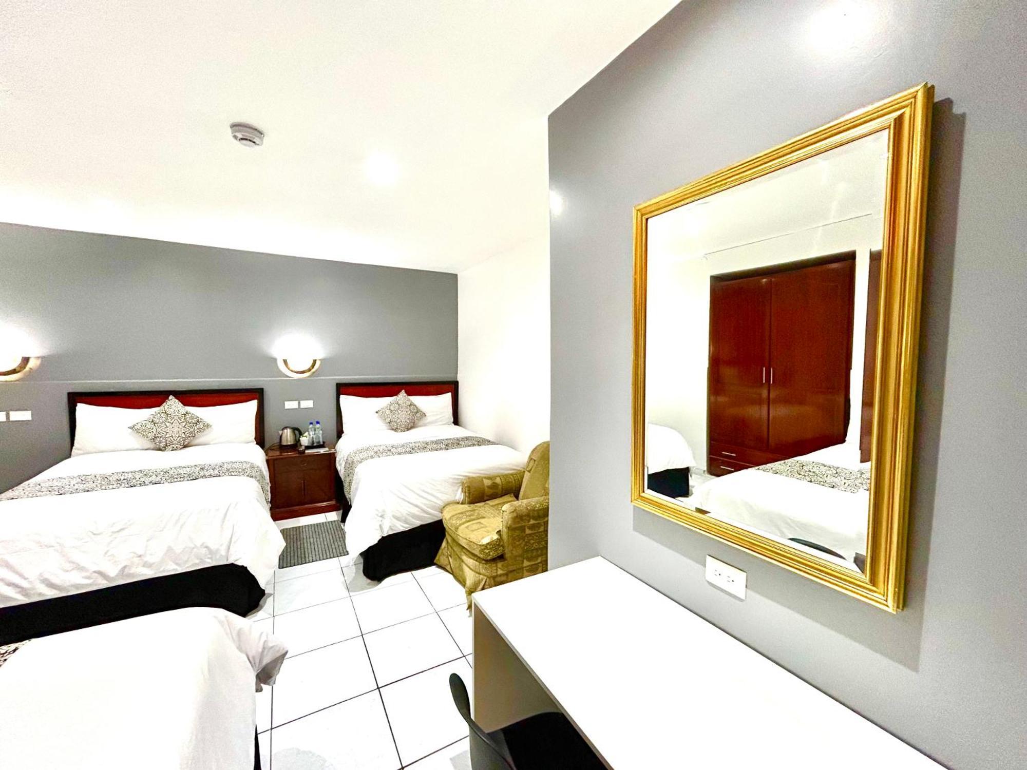 Accel Hotel La Quinta 伊瓦拉 外观 照片
