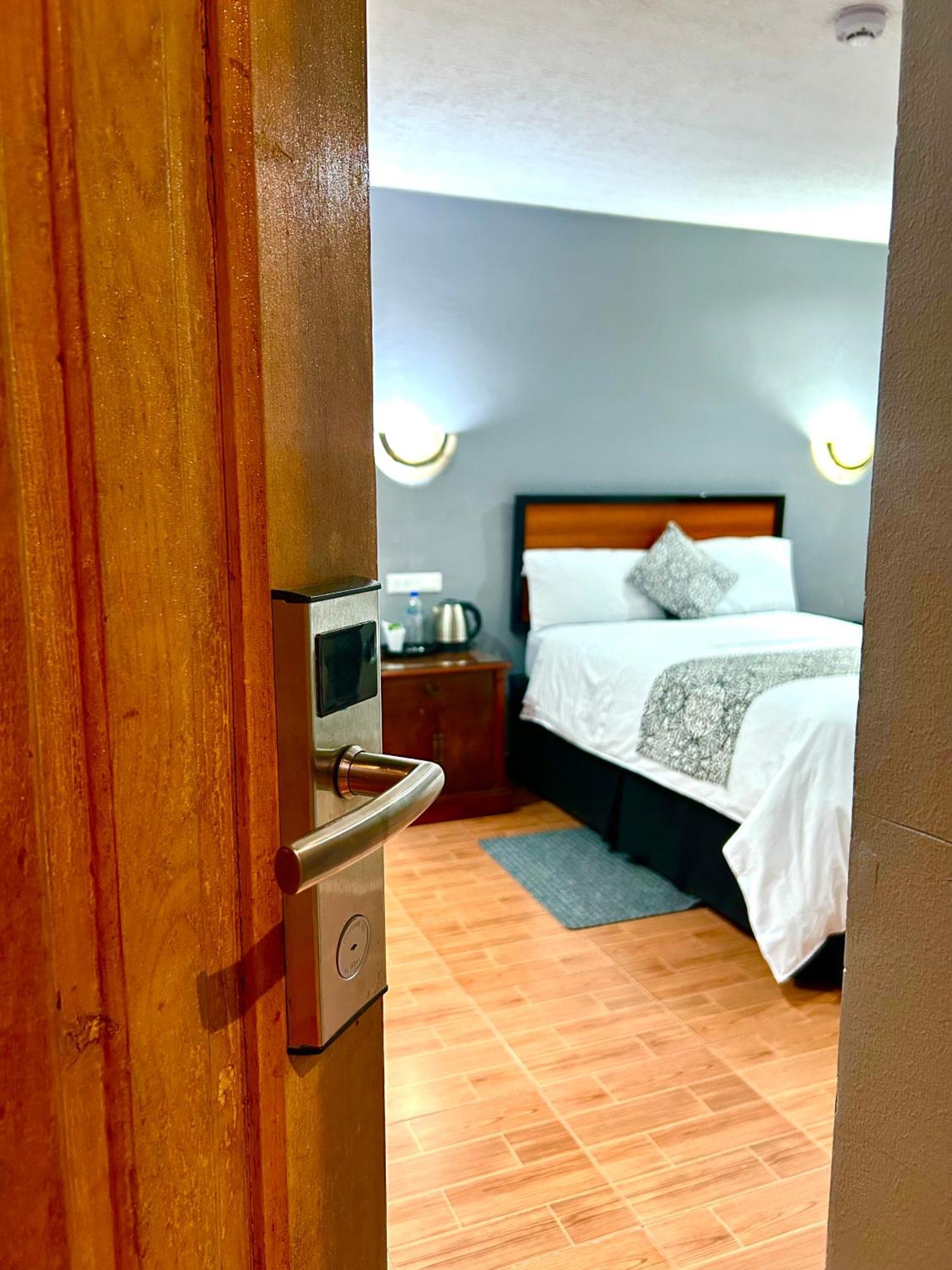 Accel Hotel La Quinta 伊瓦拉 外观 照片